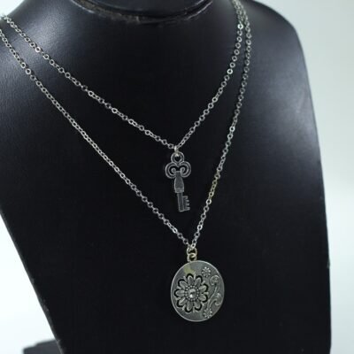 Necklace, key & Rounded flower