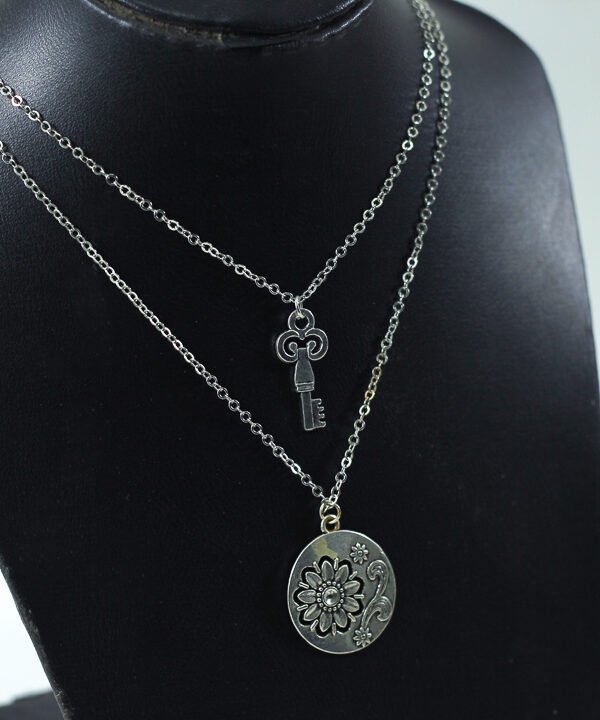 Necklace, key & Rounded flower