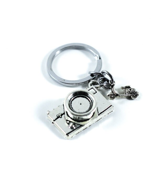 مفتاح سلسلة فضية الكاميرا